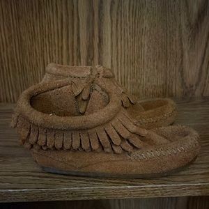 Toddler Minnetonka size 6